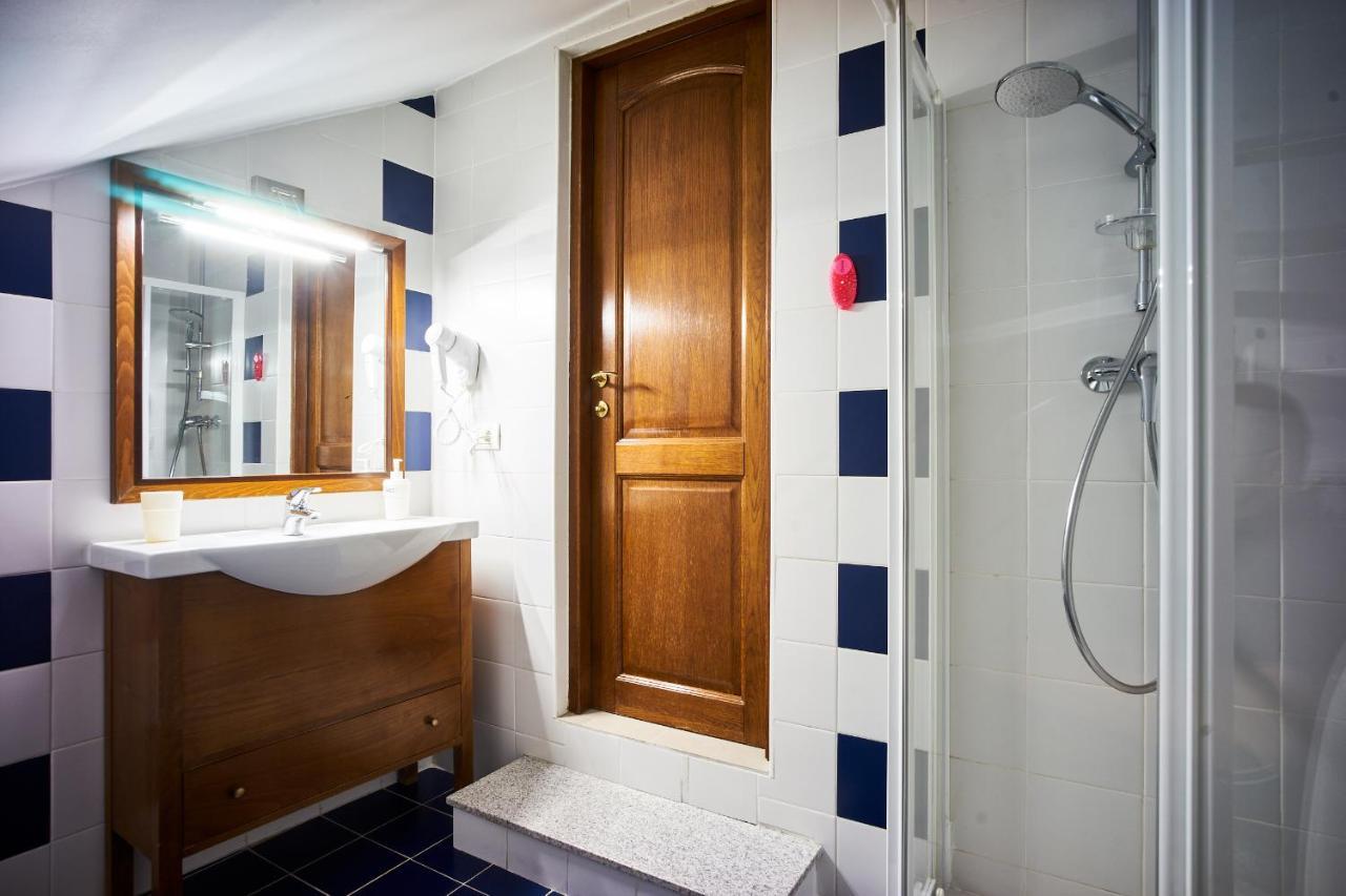 Cozy Attic Room V Bucureşti Ngoại thất bức ảnh
